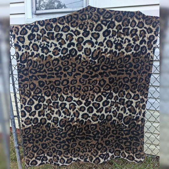 Black and White Geometric Patterned Blanket - Picture 3 of 4
